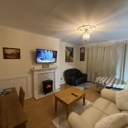 Private Lounge And Double Room Kilwinning Kültér fotó