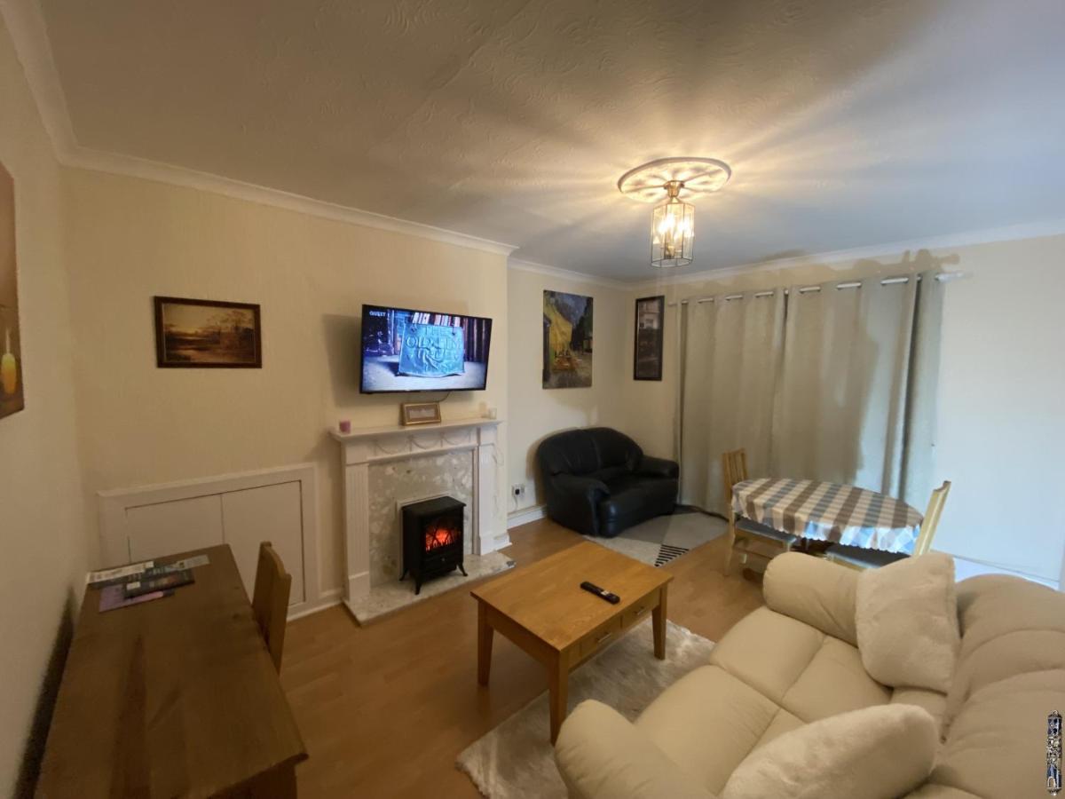 Private Lounge And Double Room Kilwinning Kültér fotó