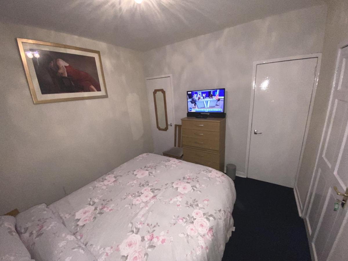 Private Lounge And Double Room Kilwinning Kültér fotó