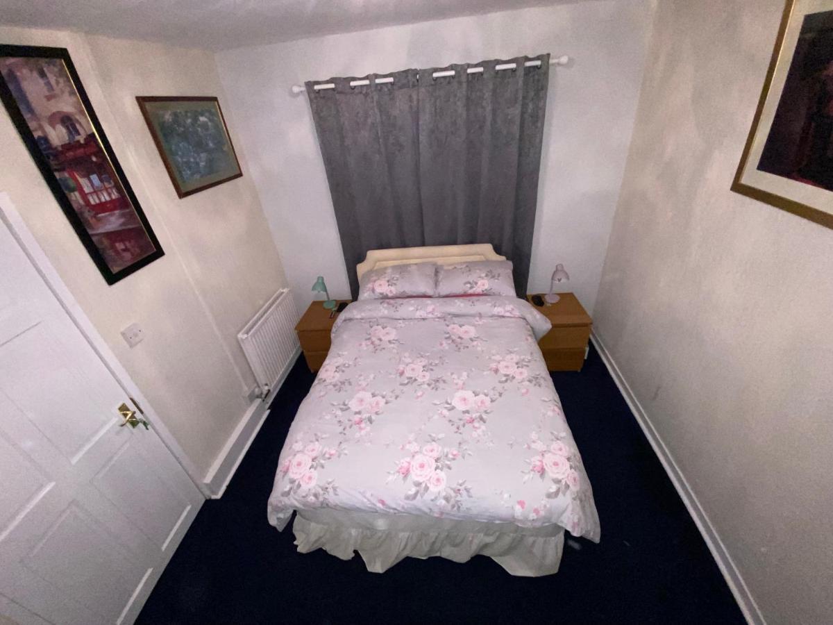 Private Lounge And Double Room Kilwinning Kültér fotó