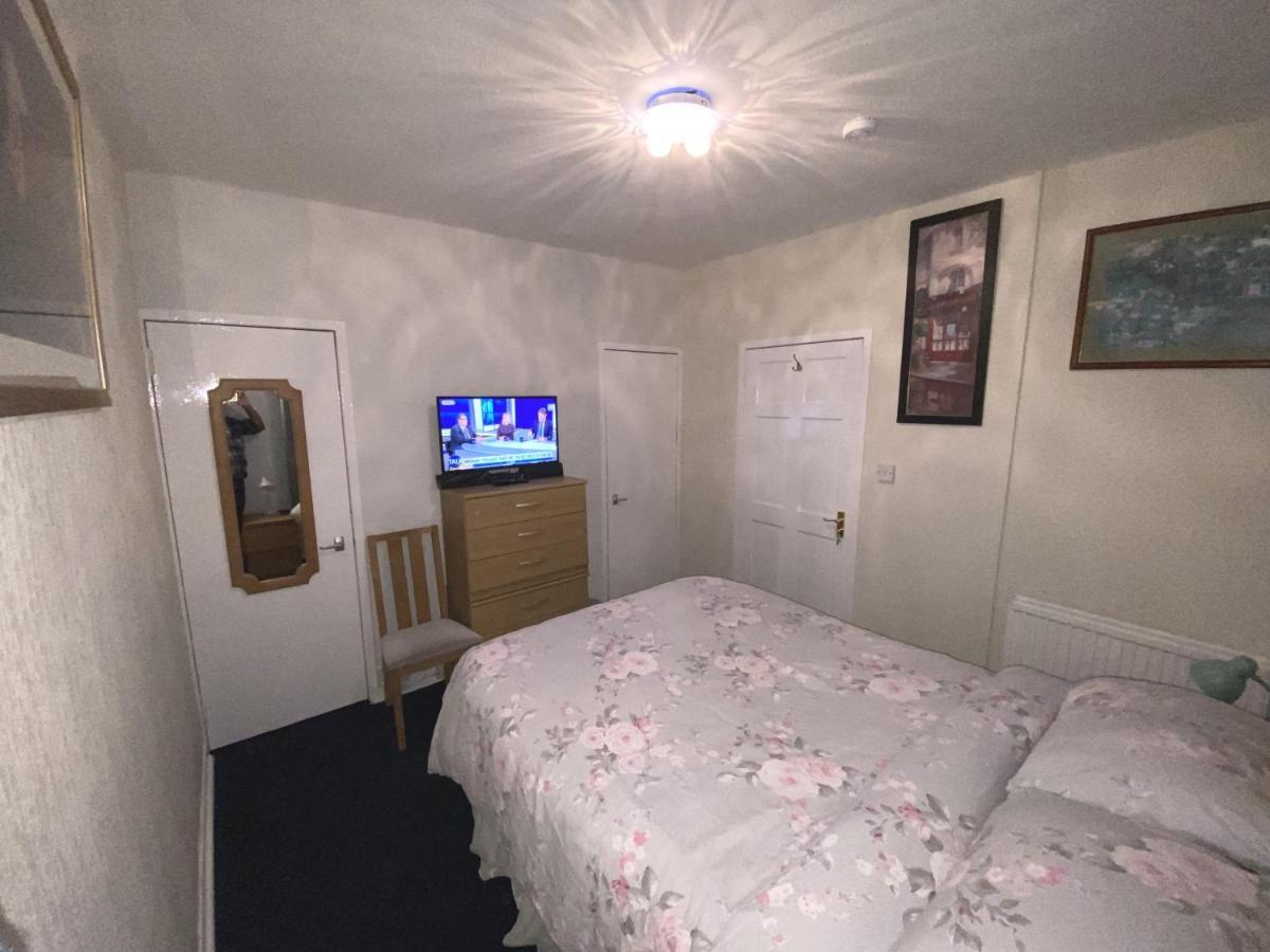 Private Lounge And Double Room Kilwinning Kültér fotó